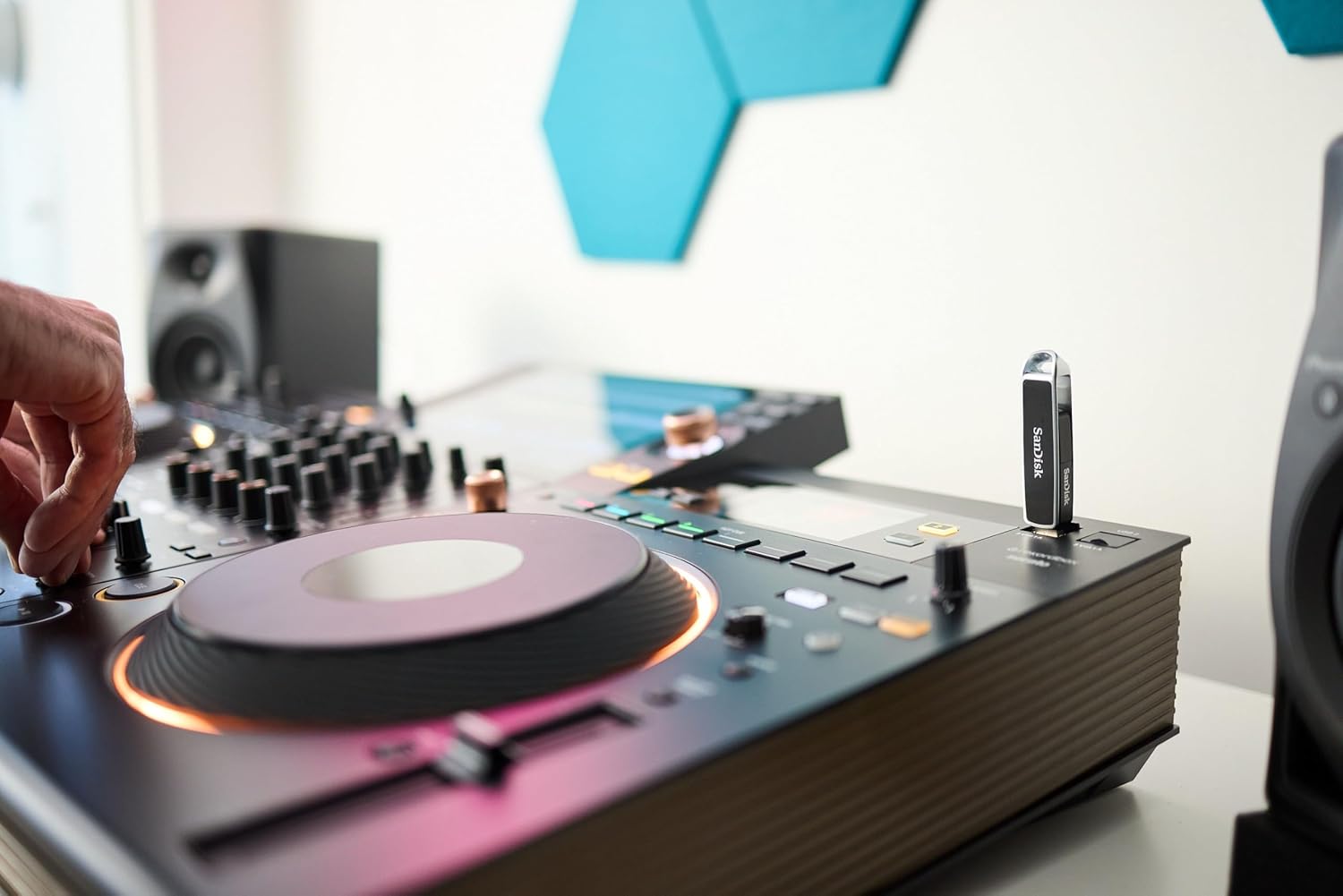 AlphaTheta Sandisk DJ Flash Drive - 1TB USB - Image 10