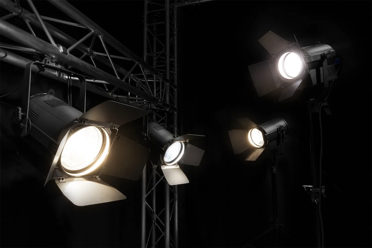 BEAMZPRO BTF200Z LED FRESNEL ZOOM 1x 200W WW IP20 - Image 11