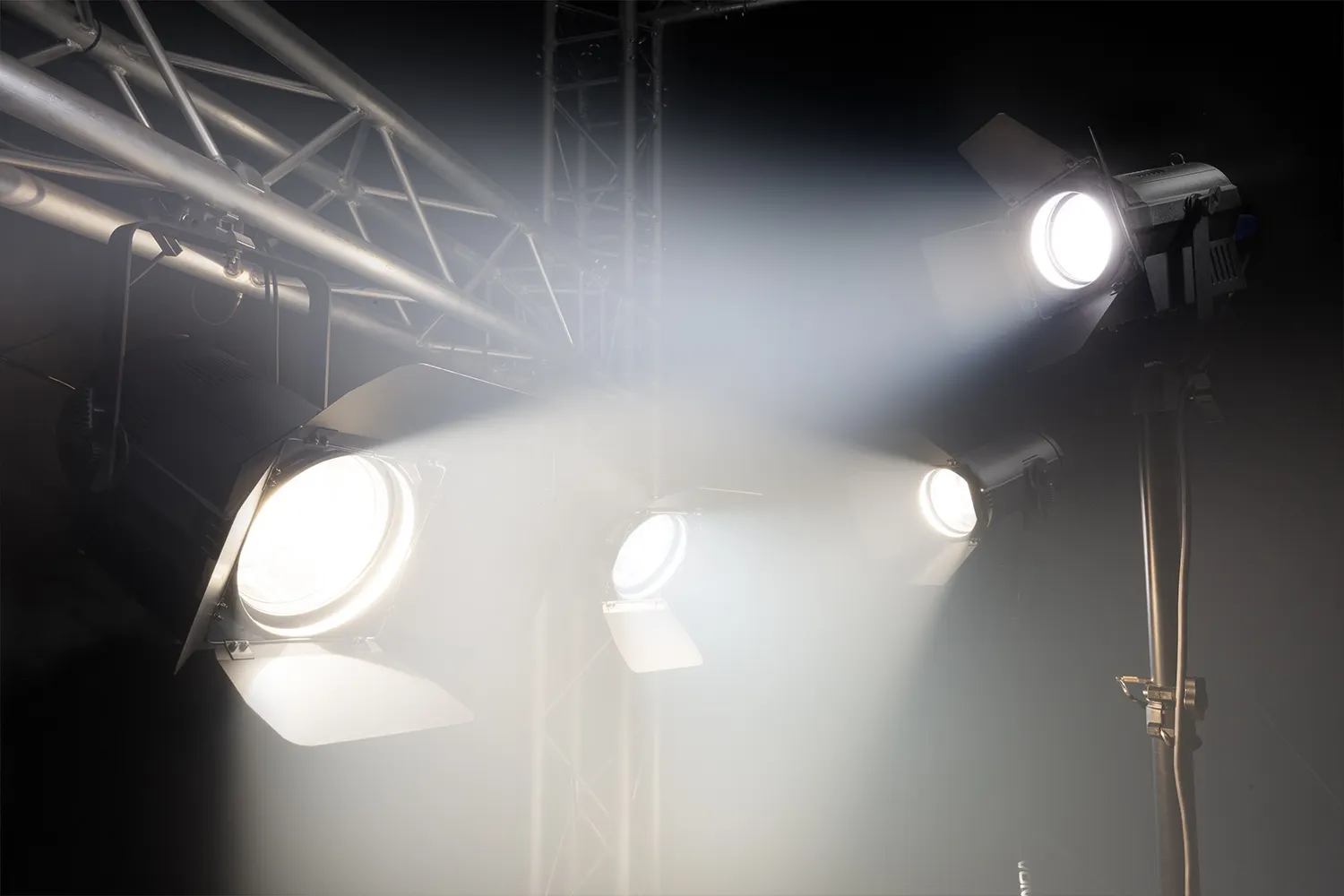 BEAMZPRO BTF200Z LED FRESNEL ZOOM 1x 200W WW IP20 - Image 12