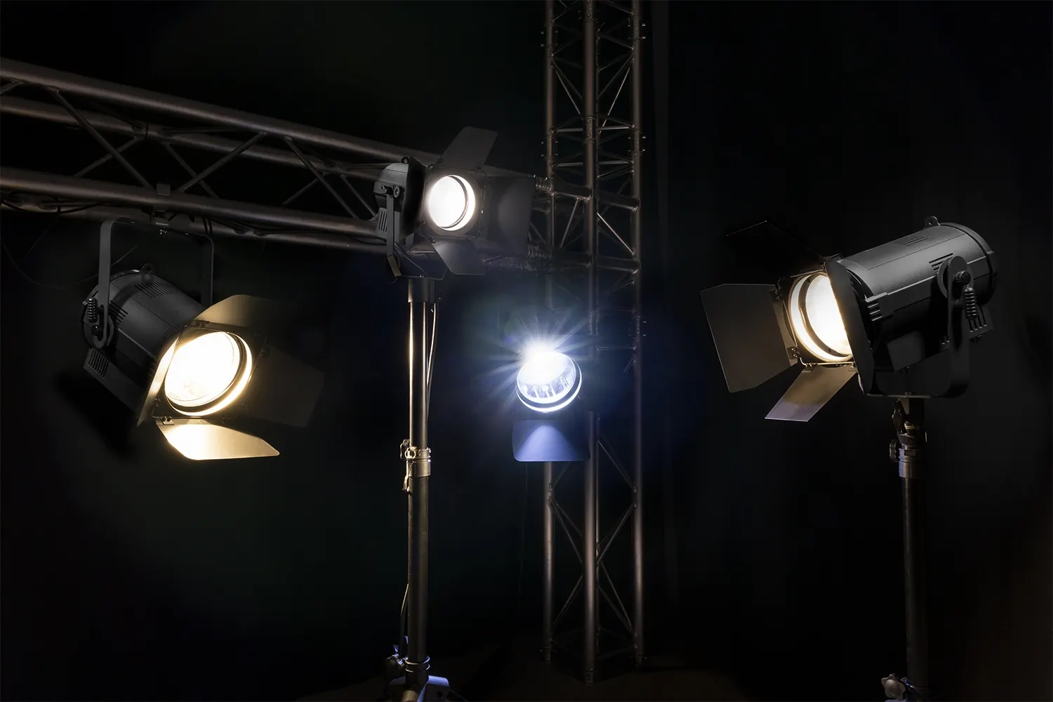 BEAMZPRO BTF200Z LED FRESNEL ZOOM 1x 200W WW IP20 - Image 9